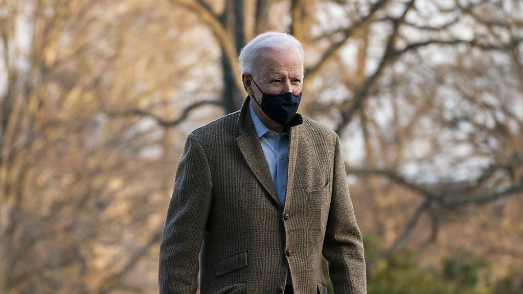 Joe Biden, Präsident der USA, geht auf dem South Lawn in Richtung der versammelten Medienvertreter bei der Ankunft im Weissen Haus.