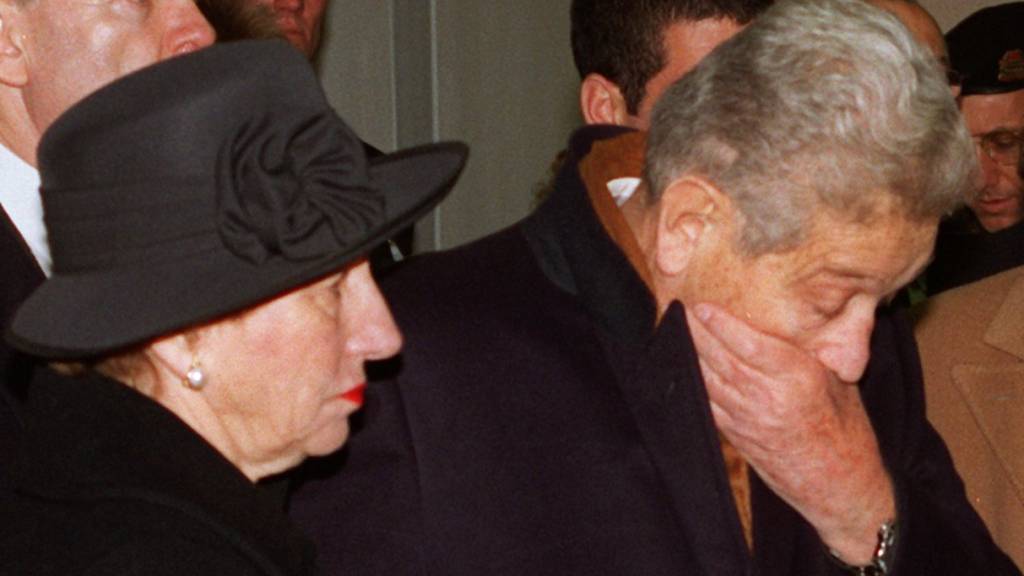 ARCHIV - Der israelische Staatspräsident Eser Weizman hält am 14.1.1996 die Hand an den Mund, als er mit seiner Frau Reuma die Ausstellung im ehemaligen Konzentrationslager Sachsenhausen besucht. Nach einer Mitteilung des israelische Staatspräsident Izchak Herzog ist Reuma Weizman gestorben. Foto: Carsten Rehder/dpa