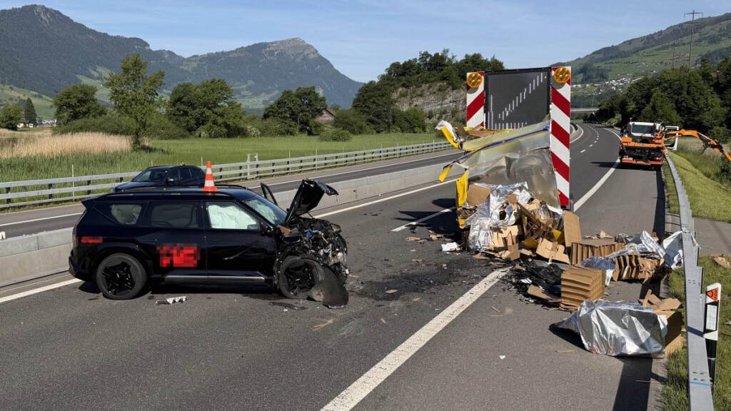 Beim Unfall auf der A4 in Seewen SZ fuhr ein Auto in ein Unterhaltsfahrzeug. Der Lenker verletzte sich dabei schwer.