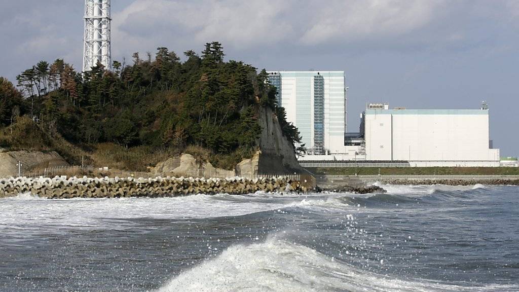 Blick auf das Kraftwerk im japanischen Fukushima: Nach der Atomkatastrophe erlaubt ein Gericht die Wiederinbetriebnahme zweier Atomreaktoren. (Archivbild)