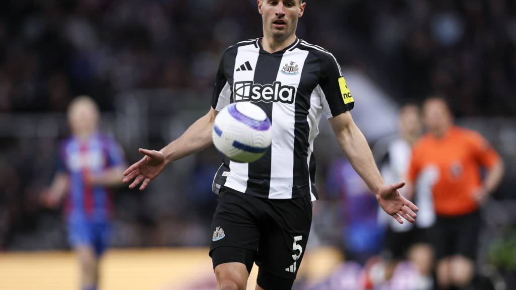 Für Newcastles Schweizer Fabian Schär endete das Spiel gegen Leeds vorzeitig und schmerzhaft