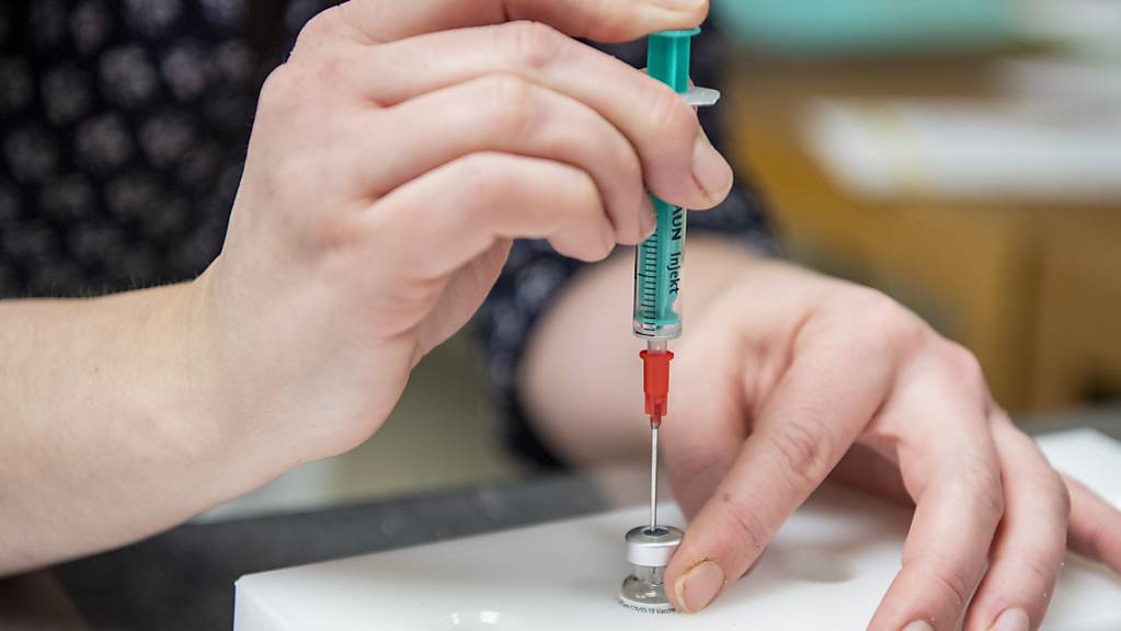 Die nationale Impfstrategie gegen das Coronavirus sieht vor, dass zuerst besonders gefährdete Personen geimpft werden. Neben dem Kanton Luzern (Bild) hat auch Appenzell Innerrhoden am Mittwoch die ersten Personen geimpft.