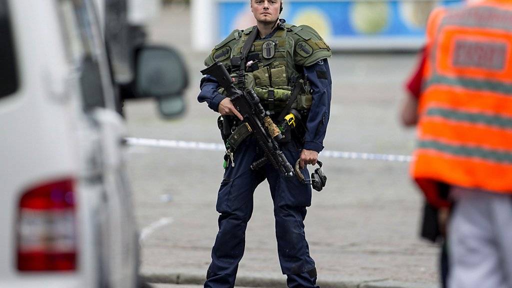 Sicherheitskräfte sperren den Tatort der Messerattacke im Zentrum von Turku ab.