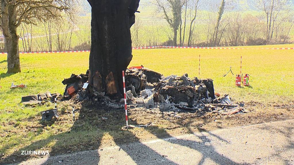 Tödlicher Unfall in Aesch: Mann fährt mit Sportwagen in Baum