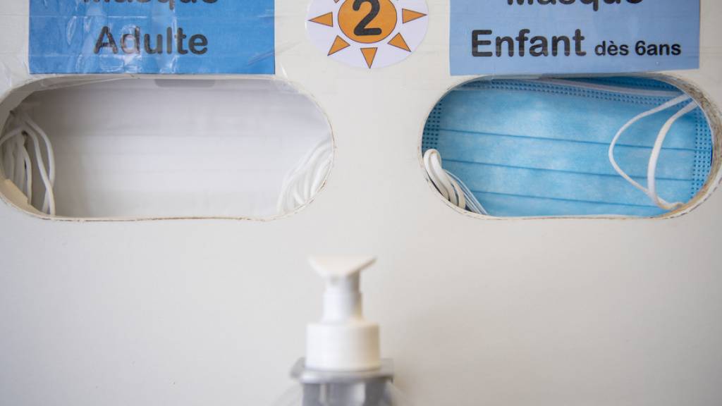 Masken-Automat im Kinderspital Lausanne. Gemäss einer deutschen Familienstudie stecken sich Kinder seltener am Coronavirus an, haben geringere Symptome und nach der Infektion eine stabilere Immunabwehr als Erwachsene. Dennoch: Jedes dritte Kind steckte sich bei erkrankten Eltern an (Symbolbild).