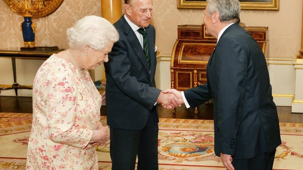 Es scheint ihm gut zu gehen: Prinz Philip mit Ehefrau Elizabeth II. und Joachim Gauck im Buckingham Palace in London.