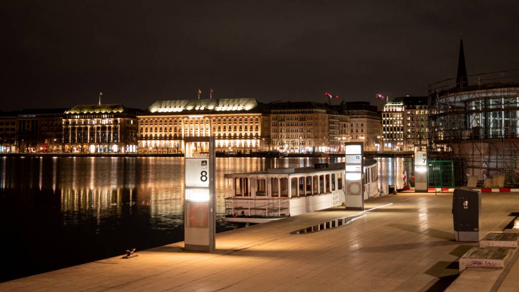 Blick auf die Binnenalster. Die Polizei hat am Abend einen im Wasser schwimmenden Wolf eingefangen, der zuvor eine Frau gebissen und verletzt hat. Foto: Daniel Bockwoldt/dpa