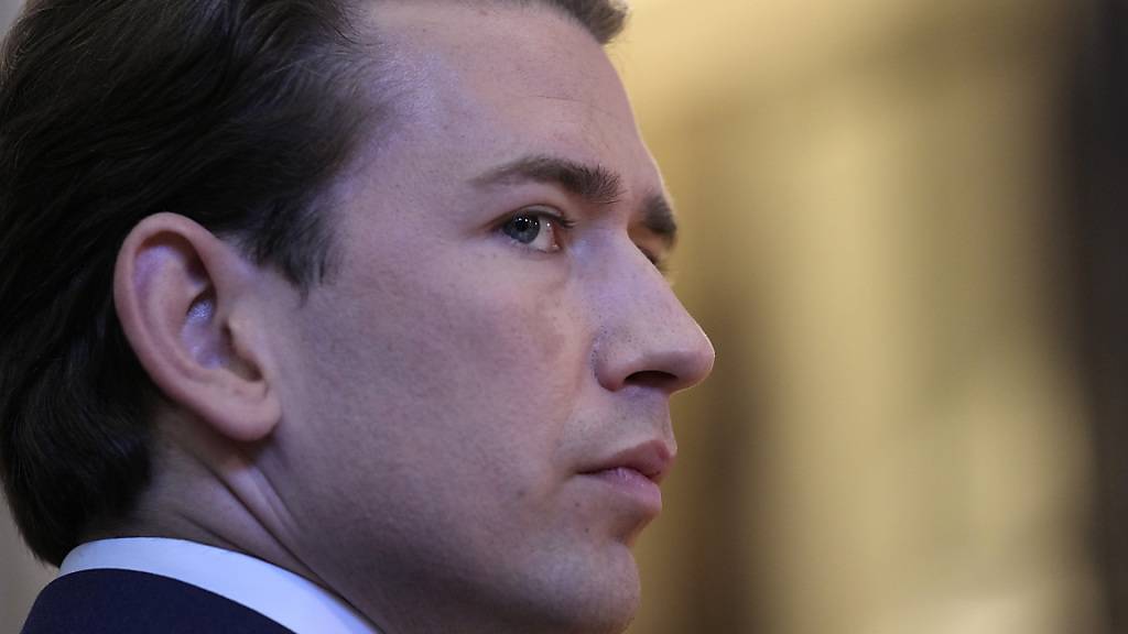 ARCHIV - Sebastian Kurz, damals Bundeskanzler von Österreich, nimmt an einer Pressekonferenz nach Gesprächen mit dem serbischen Präsidenten Vucic teil. Österreichs ehemaliger Kanzler Kurz (ÖVP) wird wegen des Verdachts der Falschaussage angeklagt. Das gab die Wirtschafts- und Korruptionsstaatsanwaltschaft (WKStA) am Freitag in Wien bekannt. Foto: Darko Vojinovic/AP/dpa