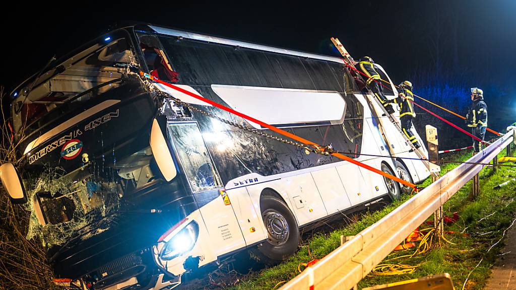 dpatopbilder - Einsatzkräfte der Feuerwehr arbeiten an einer Unfallstelle auf der Autobahn 44 an einem verunfallten Bus. Foto: Daniel Schröder/dpa