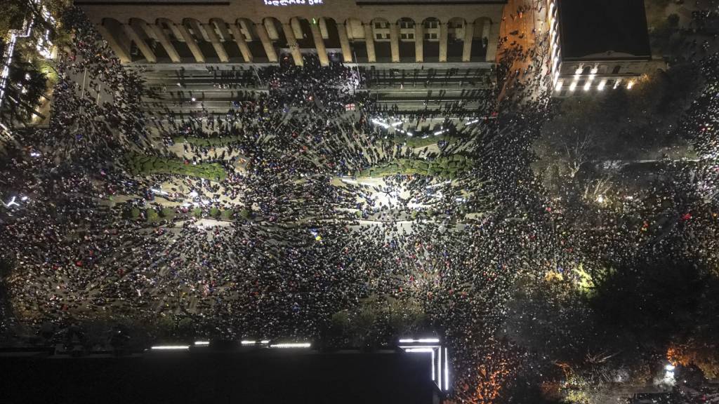 dpatopbilder - Demonstranten versammeln sich vor dem Parlamentsgebäude, um gegen die Entscheidung der Regierung zu protestieren, die Verhandlungen über den Beitritt zur Europäischen Union für vier Jahre auszusetzen. Foto: Zurab Tsertsvadze/AP/dpa