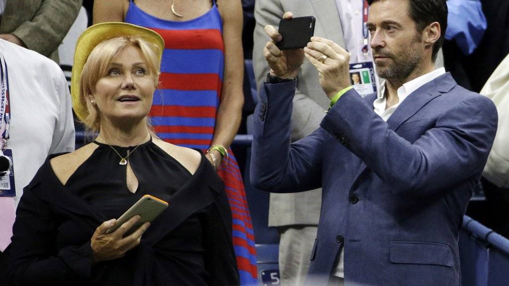 Hugh Jackman - hier beim Fotografieren seiner Frau Deborra-Lee Furness vor dem U.S. Open-Match zwischen Roger Federer und Novak Djokovic - muss nicht immer im Mittelpunkt stehen (Archiv 13.9.)
