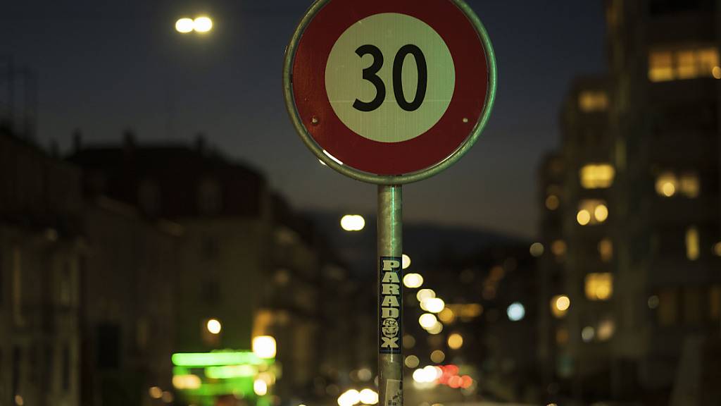 Flüsterbeläge werden kein Ersatz für Tempo 30. Der Kantonsrat hat am Montag einen entsprechenden bürgerlichen Vorstoss versenkt. (Symbolbild)