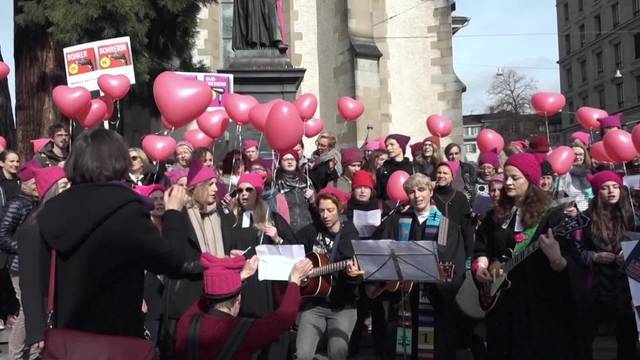 Eine pinke Mütze für das Zwingli-Denkmal