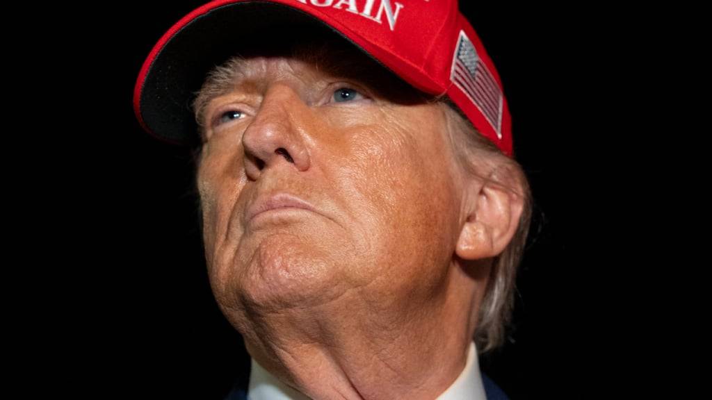 ARCHIV - Präsident Donald Trump spricht mit Reportern bei seiner Ankunft in der Air Force One auf der Joint Base Andrews. Foto: Alex Brandon/AP/dpa