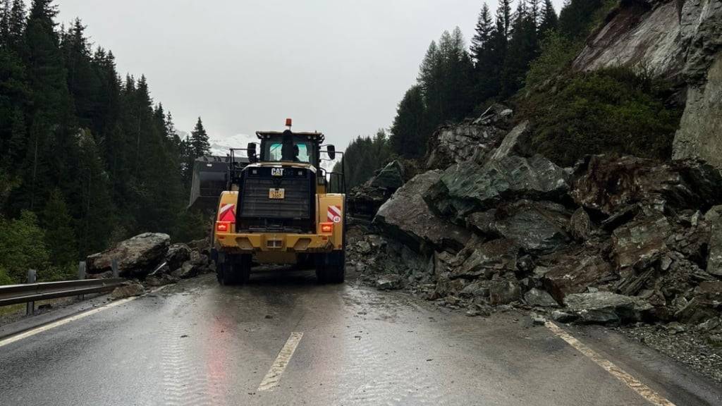 Die talseitige Fahrspur der Julierpassstrasse bei Surses GR konnte nach dem Steinschlag geräumt werden.