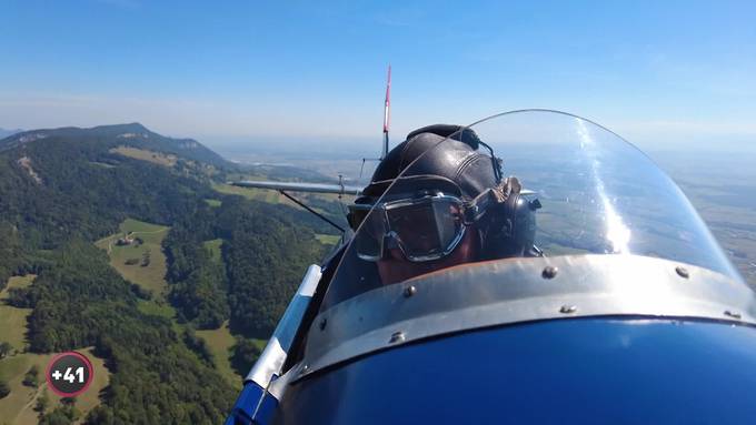 Der 82-jährige Willy Kämpfer fliegt die älteste Maschine der Schweiz