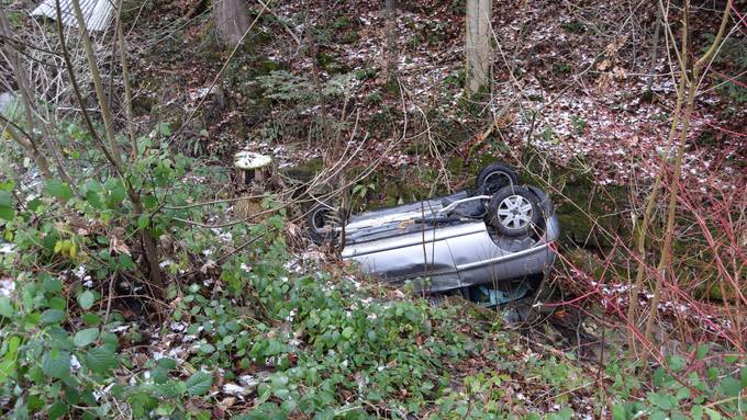 Mit dem Auto im Bachbett gelandet