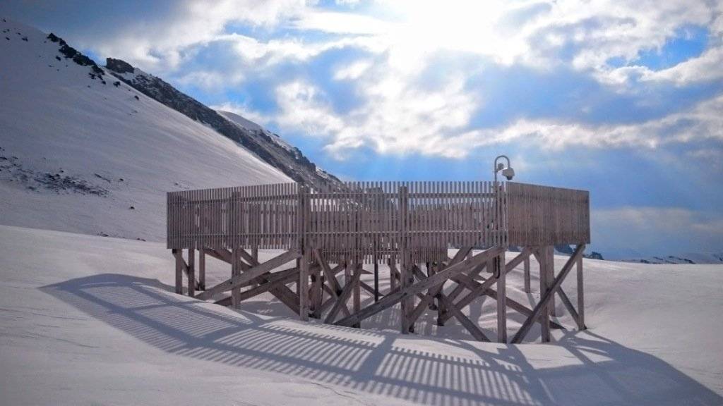 Mit einem Holzbau schützten die Forscher ihre Messstation in Davos.