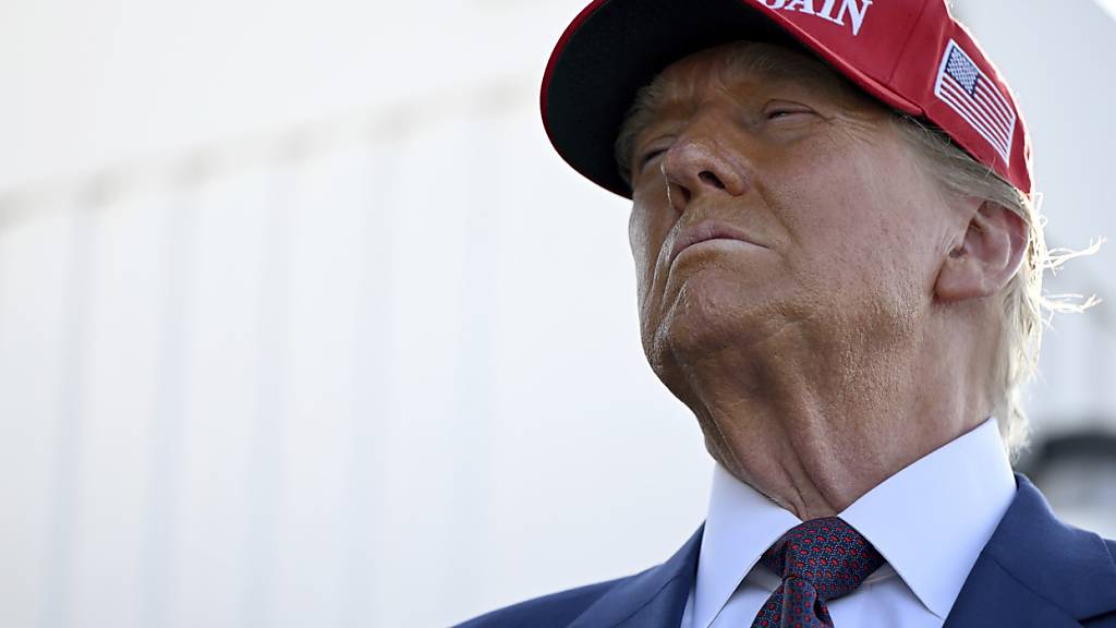 ARCHIV - Der designierte US-Präsident Donald Trump kommt vor dem Start des sechsten Testflugs der SpaceX Starship-Rakete in Brownsville, Texas, an. Foto: Brandon Bell/Getty Images North America Pool via AP/dpa