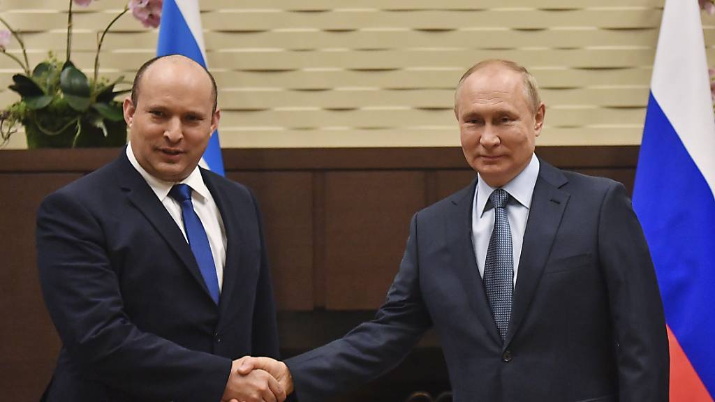 Russlands Präsident Wladimir Putin empfängt den israelischen Premierminister Naftali Bennett in Sotschi.