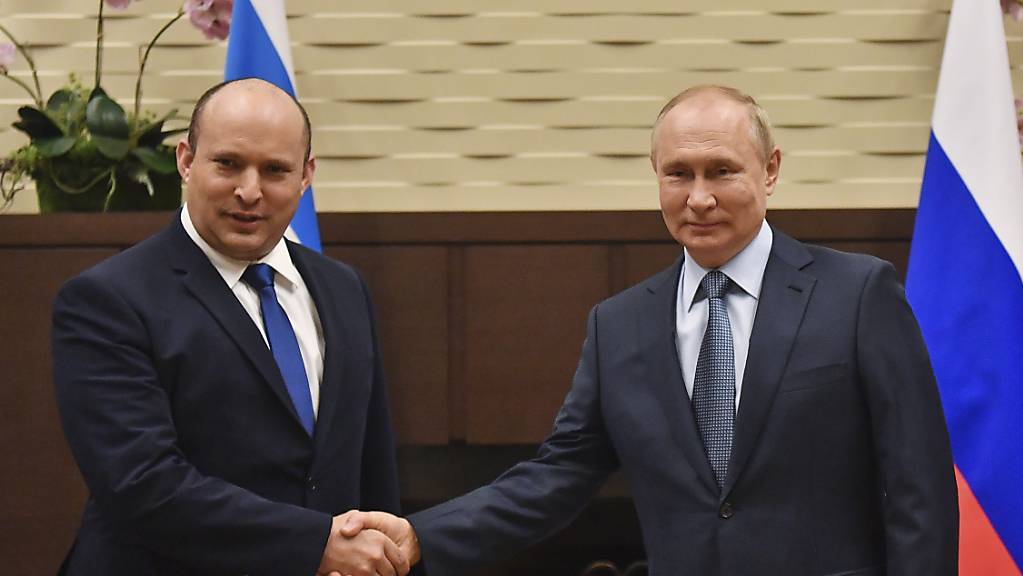 Russlands Präsident Wladimir Putin empfängt den israelischen Premierminister Naftali Bennett in Sotschi.