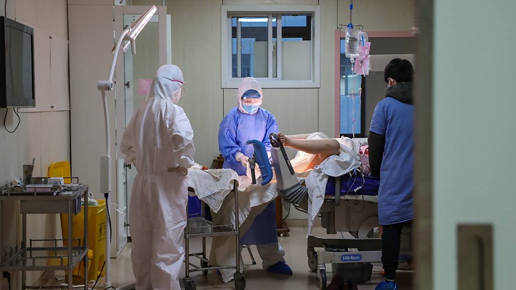In der chinesischen Metropole Wuhan sind erneut zahlreiche Menschen an den Folgen einer Coronavirus-Infektion verstorben. (Symbolbild)