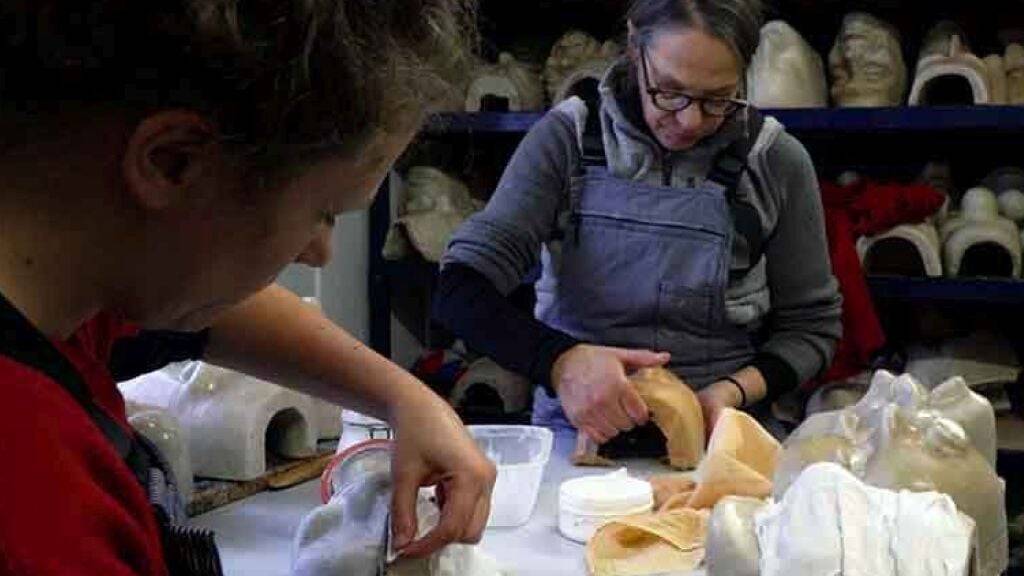 Wachsmaskenkünstlerinnen Verena Steiger und ihre Tochter Susan arbeiten an den Maskenformen.