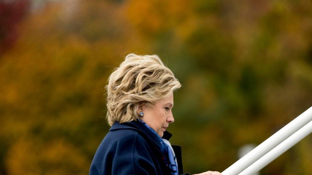 Hillary Clinton am Freitag beim Einsteigen in ihr Flugzeug in White Plains.