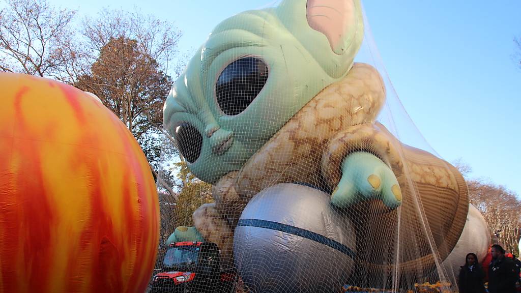 Ein Heliumballon in der Star Wars Figur Baby Yoda wird für die alljährliche Thanksgiving-Parade vorbereitet. Foto: Christina Horsten/dpa
