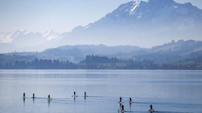 Kanton Zug markiert drei Flachwassersperrzonen auf dem Zugersee