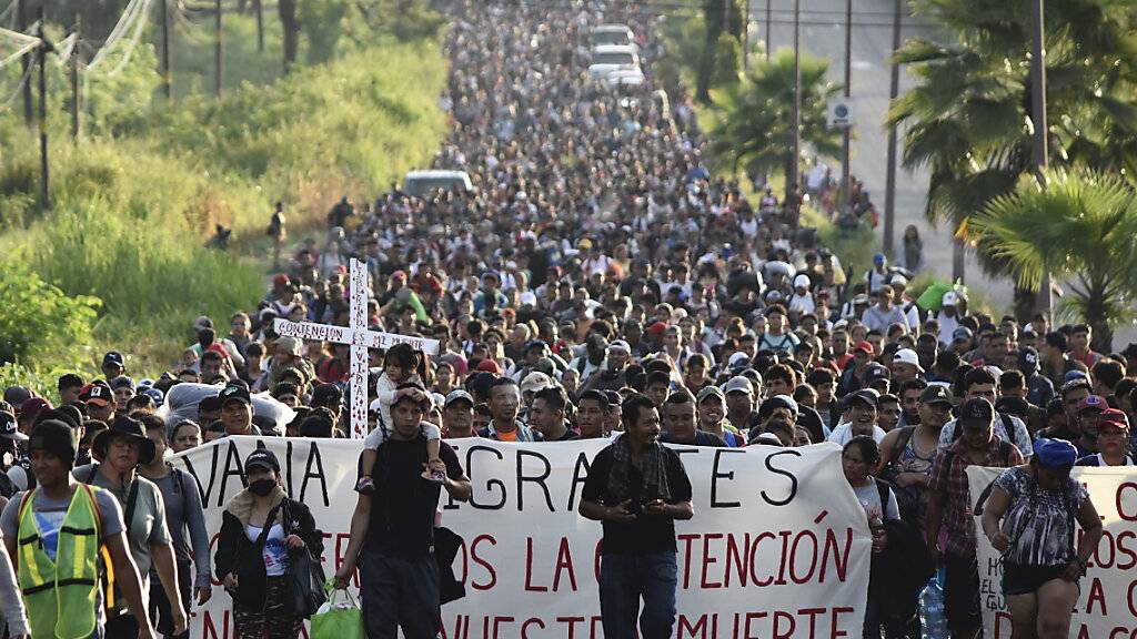dpatopbilder - Migranten machen sich auf den Weg in Richtung US-Grenze. Foto: Edgar Clemente/AP
