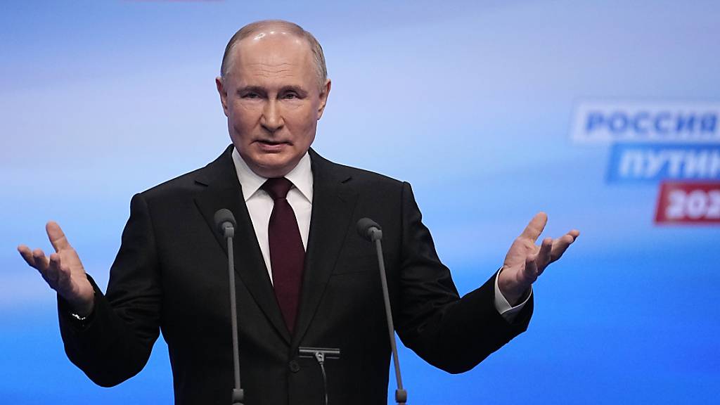 Wladimir Putin, Präsident von Russland, spricht bei einem Besuch in seiner Wahlkampfzentrale nach den Präsidentschaftswahlen. Wladimir Putin wird sechs weitere Jahre Russland regieren.