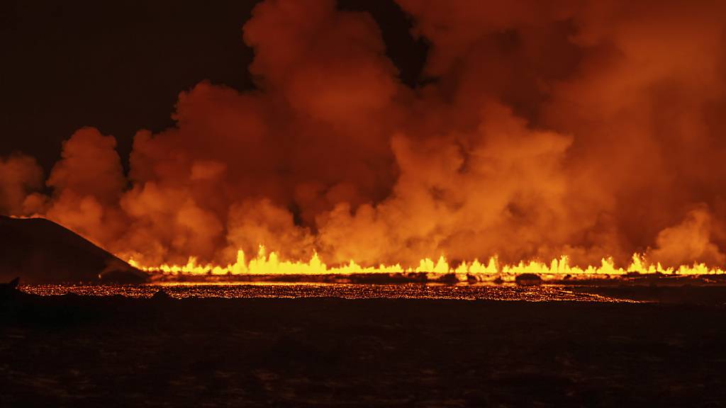 dpatopbilder - Ein neuer Vulkanausbruch, der auf der Halbinsel Reykjanes in Island begann. Foto: Marco di Marco/AP/dpa - ACHTUNG: Nur zur redaktionellen Verwendung und nur mit vollständiger Nennung des vorstehenden Credits