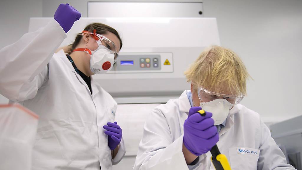 Großbritanniens Premierminister Boris Johnson besichtigt das französische Biotech-Unternehmen Valneva. Gut ein halbes Jahr nach Vertragsabschluss mit dem Corona-Impfstoffentwickler Valneva hat die britische Regierung den Vertrag über die Lieferung von 100 Millionen Dosen gekündigt.
