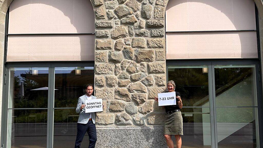 Zuger Stadtrat Etienne Schumpf und Jasmin Leuze, Leiterin der Bibliothek Zug freuen sich über die neuen Öffnungszeiten der Studienbibliothek.