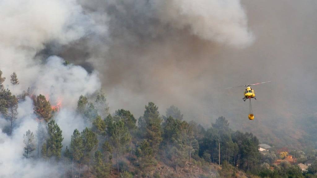 Ein Hubschrauber transportiert Wasser zum Löschen eines Feuers in Spanien. Foto: Carlos Castro/EUROPA PRESS/dpa