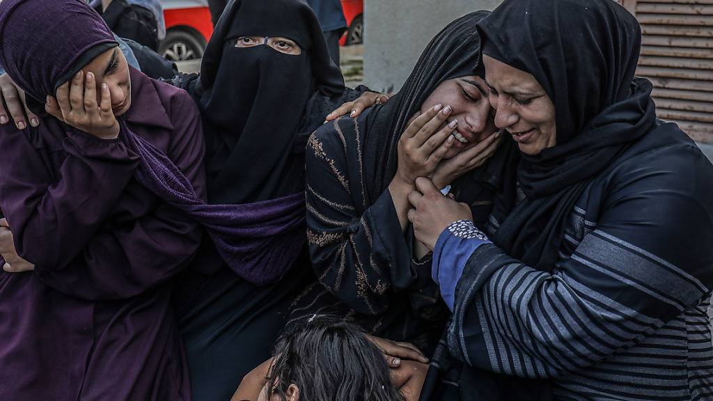 Nach israelischen Luftangriffen im Gazastreifen steigt die Zahl der palästinensischen Toten weiter an. Palästinenser trauern um ihre Angehörigen. Foto: Abed Rahim Khatib/dpa