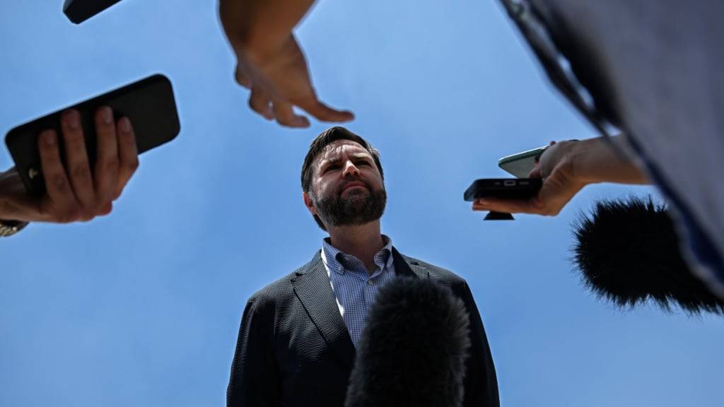ARCHIV - US-Vizepräsident J.D. Vance spricht zu Medienvertretern, bevor er nach einem Besuch des Taj Mahal nach Jaipur fährt. Foto: Kenny Holston/Pool The New York Times via AP/dpa