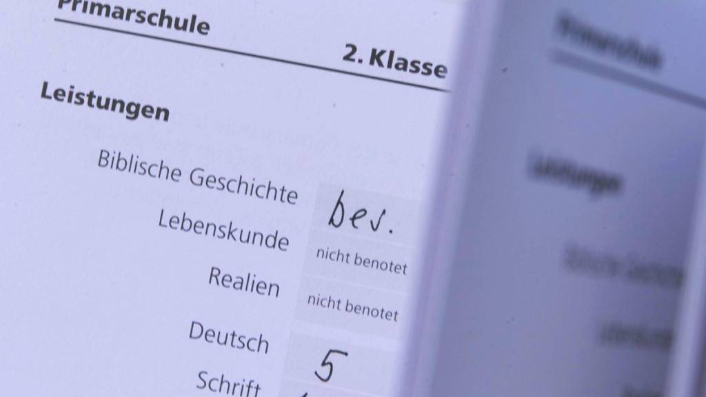 Im Kanton Schwyz werden die Zeugnisse an der Volksschule angepasst. (Symbolbild)