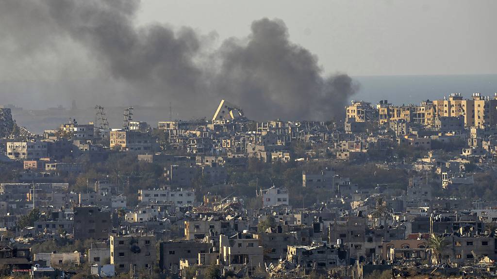 Rauch steigt nach einer Explosion im Gazastreifen auf, vom Süden Israels aus gesehen. Foto: Ohad Zwigenberg/AP/dpa