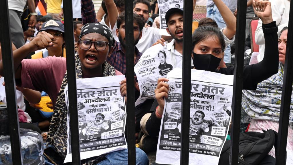 ARCHIV - Demonstranten skandieren Parolen und tragen Plakate, auf denen sie den Rücktritt des indischen Bildungsministers Pradhan fordern. Foto: Vipin/AP/dpa