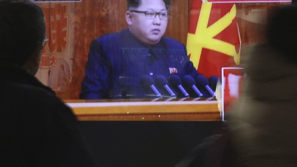 Nordkorea kann nach US-amerikanischen Angaben wieder Plutonium produzieren. Im Bild der nordkoreanische Machthaber Kim Jong Un im Fernsehen. (Archiv)