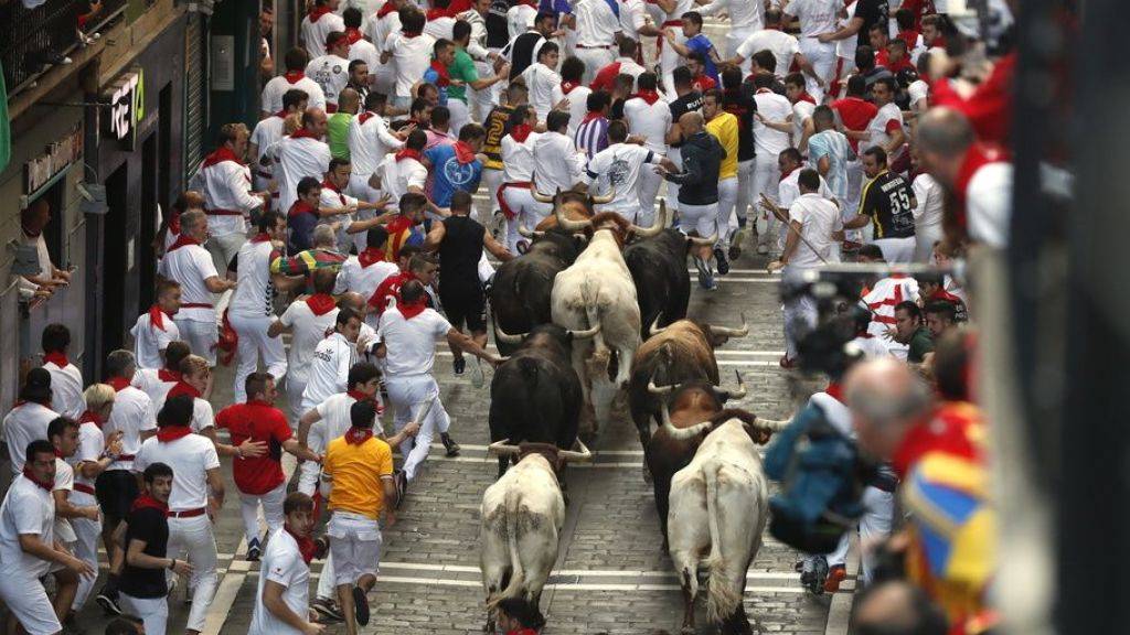 Das zweitletzte Stiertreiben in Pamplona war das bisher Schnellste, weil gleich die Stiere die Führung übernahmen. Erneut wurden fünf Personen verletzt.
