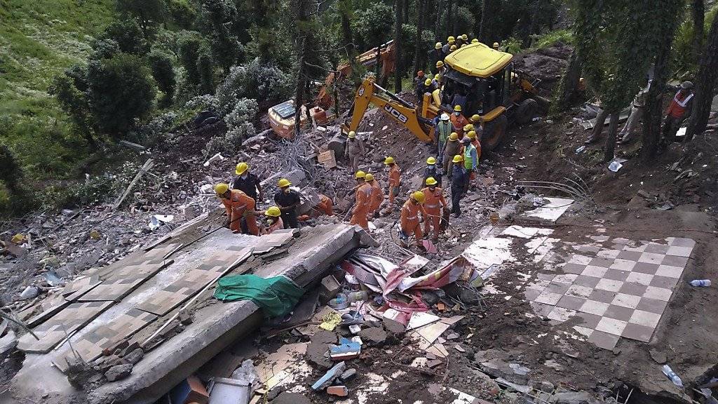 Nach dem Einsturz eines vierstöckigen Gebäudes im indischen Bundesstaat Himachal Pradesh suchen Rettungskräfte nach Verschütteten. Zwölf Menschen konnten bisher nur tot geborgen werden.