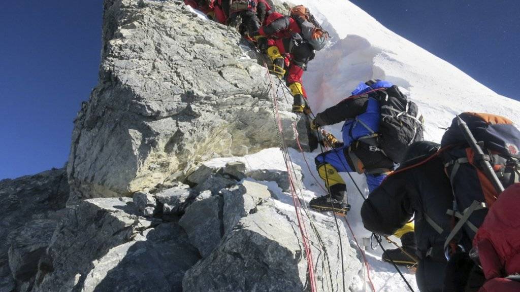 Der alljährliche Stau am Everest wird als Grund für die vermehrten Unfälle angegeben. (Archivbild)