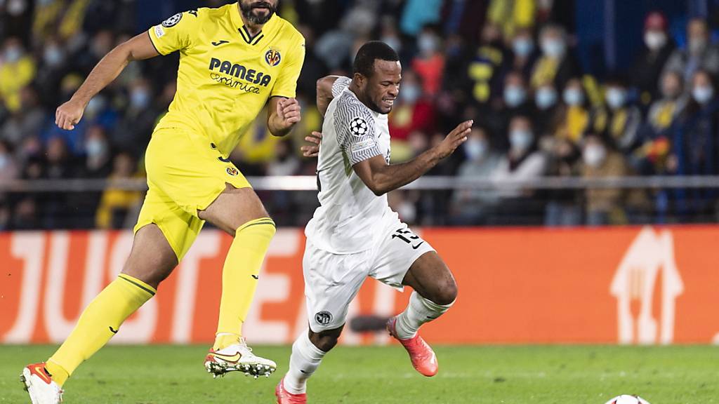 Ein Bild mit Symbolcharakter: YB-Stürmer Meschack Elia sprintet seinem Gegenspieler vom FC Villarreal davon