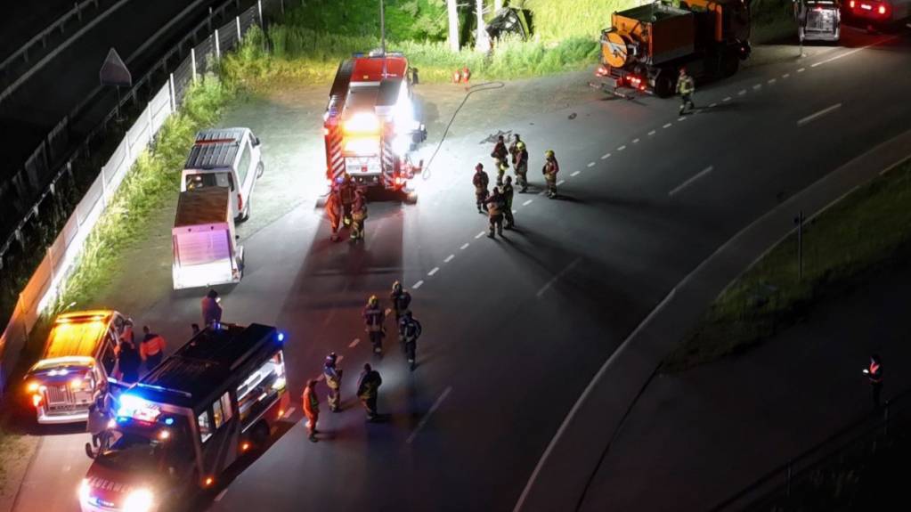 Der Strassenverlauf hatte den deutschen Lenker nach einem Überholmanöver überrascht und er kam mit seinem voll besetzten Auto von der Strasse ab.