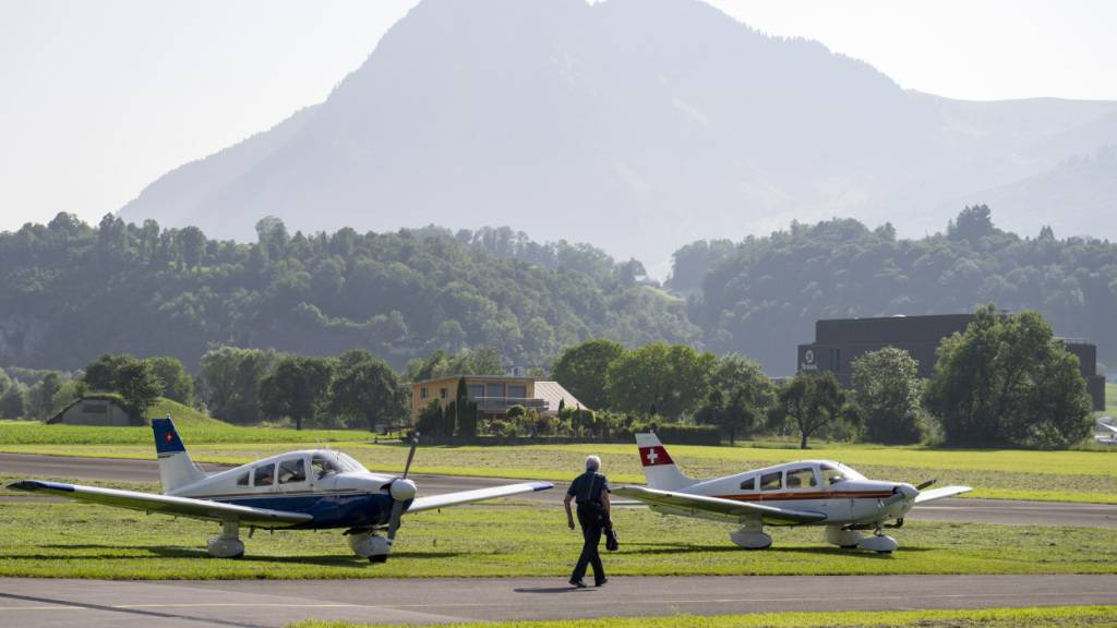 Wie lange auf dem Flugplatz Kägiswil OW noch Kleinflugzeuge abheben und landen können, ist derzeit unklar. (Archivbild)