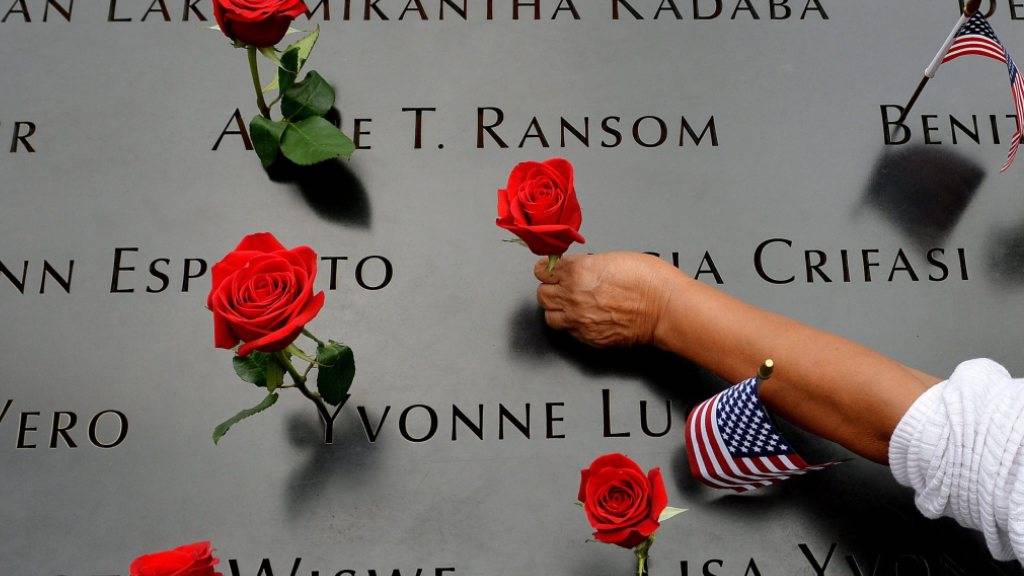Im Gedenken an die Terroranschläge auf das World Trade Center vom 11. September 2001 in New York zieren Rosen die Gedenktafeln für die Verstorbenen.