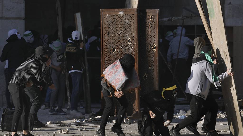 dpatopbilder - Palästinenser stoßen auf dem Gelände der Al-Aksa-Moschee in der Altstadt von Jerusalem mit israelischen Sicherheitskräften zusammen. Die EU hat besorgt auf die Zusammenstöße reagiert. «Die Gewalt muss sofort aufhören», teilte ein Sprecher des auswärtigen Diensts der EU am Freitag mit. Foto: Mahmoud Illean/AP/dpa